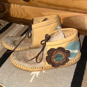 Women's Floral Moccasins in Tan and Teal
